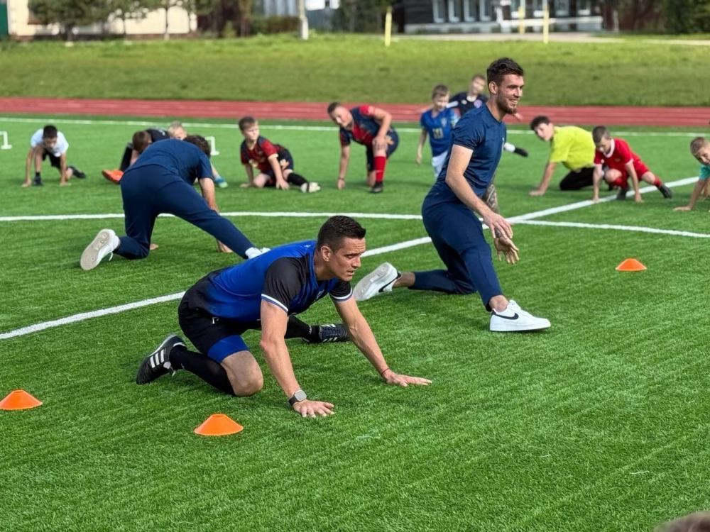 Чемпион мира и игроки «Шинника» провели мастер-класс с детьми в Тутаеве