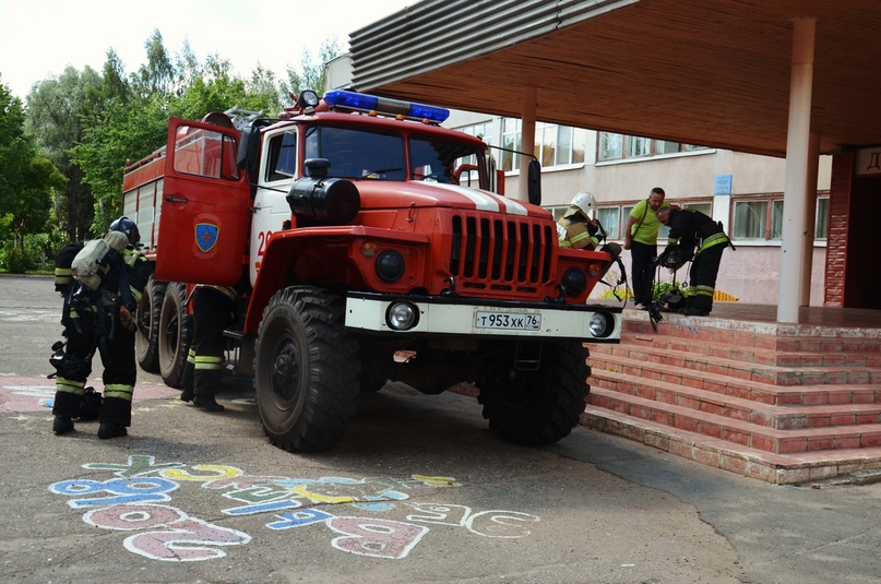 В тутаевском лицее № 1 прошли учения сотрудников МЧС с привлечением пожарного расчета ПЧ-20