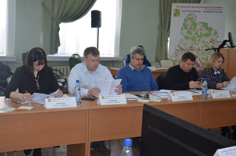 На заседании муниципального совета городского поселения приняли отчеты председателя совета Сергея Ершова и главы поселения Владимира Федорова