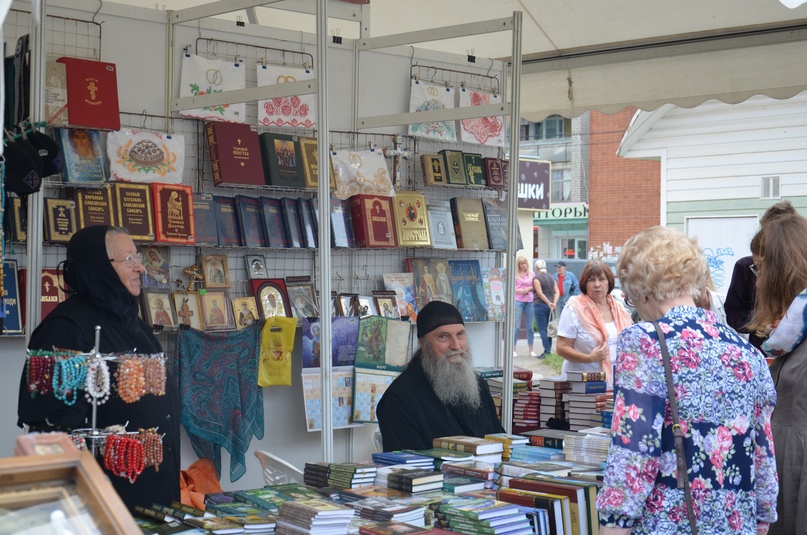 «Мир и клир» на площади Мира