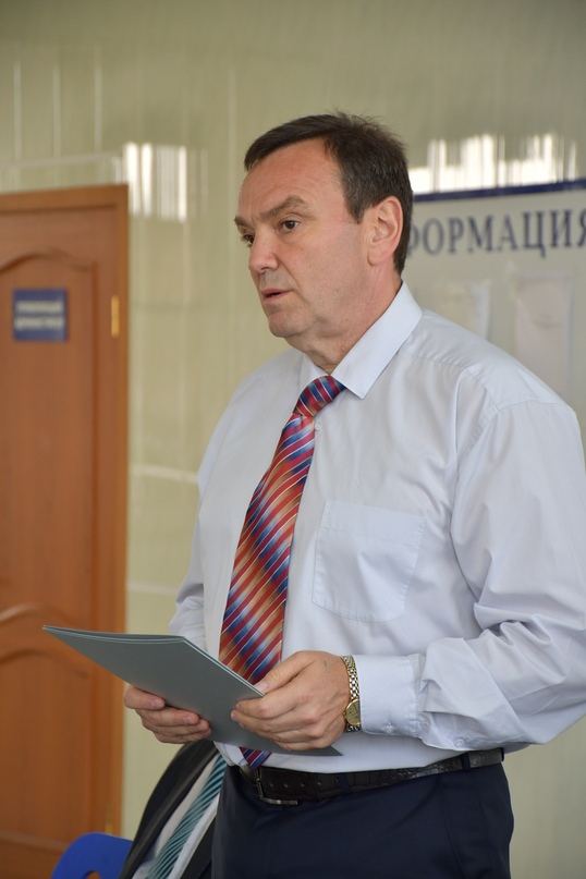 Сегодня работники НПЗ им. Менделеева принимали поздравления с профессиональным праздником, который им предстоит отметить 2 сентября. 