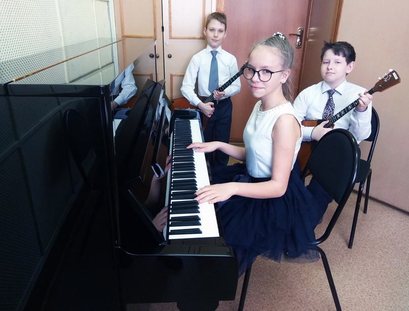 В Детскую школу искусств поступило новое пианино, пополнить материальную базу хорошим музыкальным инструментом удалось в рамках исполнения регионом поручений президента страны
