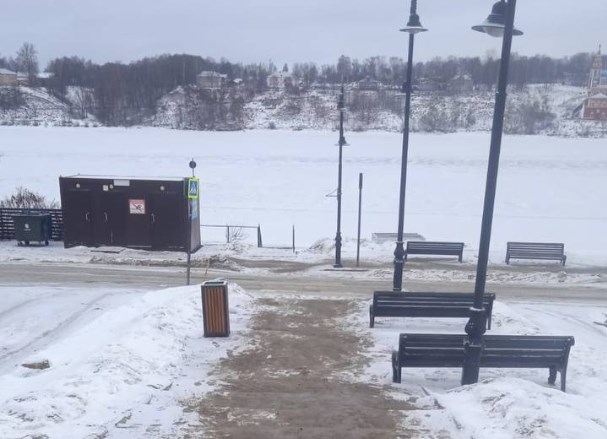 В Тутаевском районе проводятся работы по обработке тротуаров, улиц и дорог