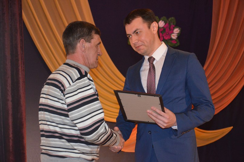 В городском клубе состоялся торжественный вечер, посвященный Дню работников жилищно-коммунального хозяйства