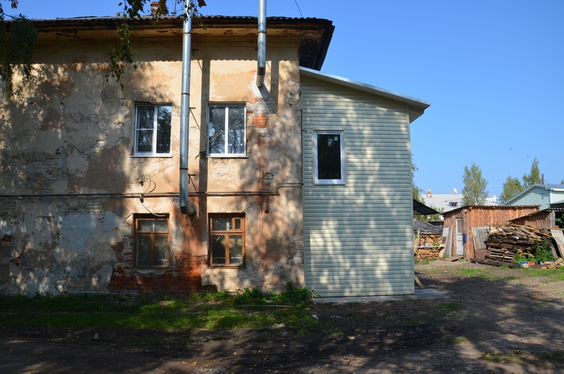 На левобережной стороне по адресу ул. Ленина д. 76 сделан ремонт пристройки к муниципальному жилому дому. 
