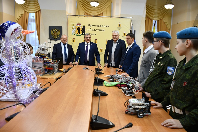 Юные робототехники из Тутаева побывали в Ярославской областной Думе