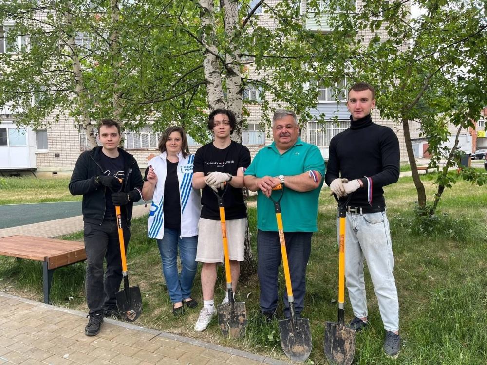 Жители Тутаева вместе с депутатами «Единой России» сажают деревья