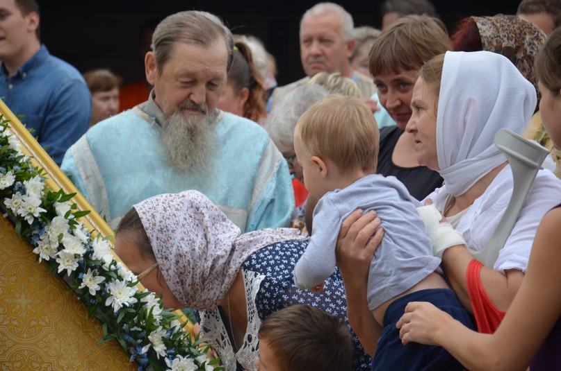 «Мир и клир» на площади Мира