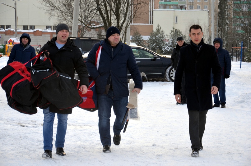 Подарили хоккейную форму детям
