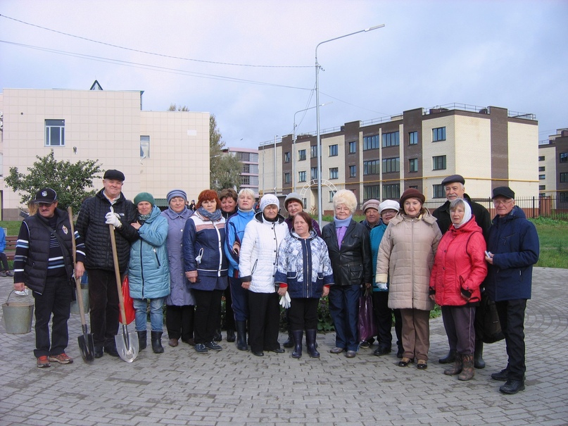 В субботу, 6 октября, в сквере на улице Советская прошла озеленительная акция, посвященная 100-летию комсомола