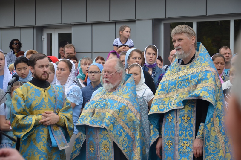 «Мир и клир» на площади Мира