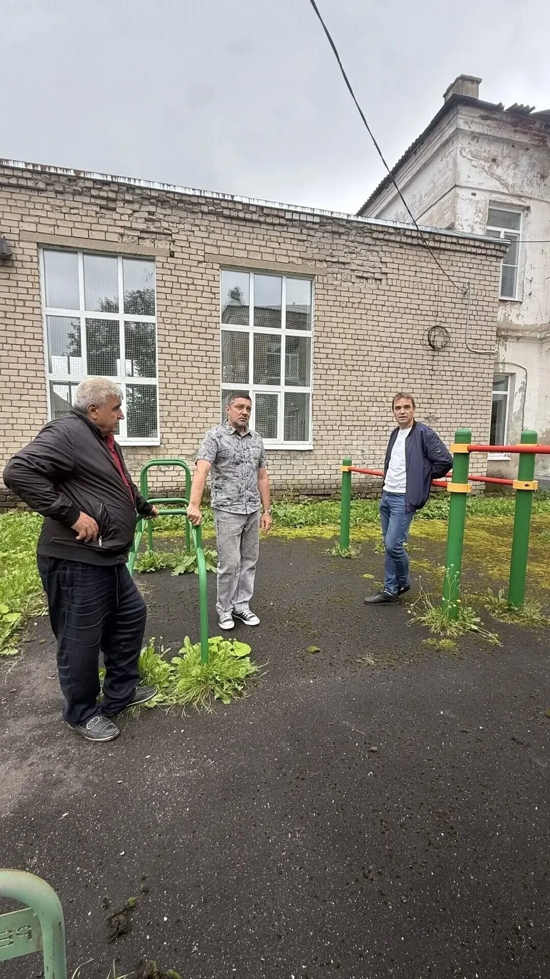 По инициативе депутатов Единой России идет ремонт крыши спортзала православной школы