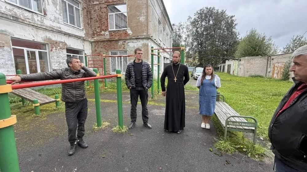 По инициативе депутатов Единой России идет ремонт крыши спортзала православной школы