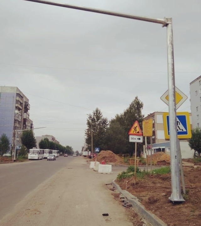 В правобережье Тутаева на перекрестке улиц Советская и Комсомольская идет монтаж стоек будущего светофора