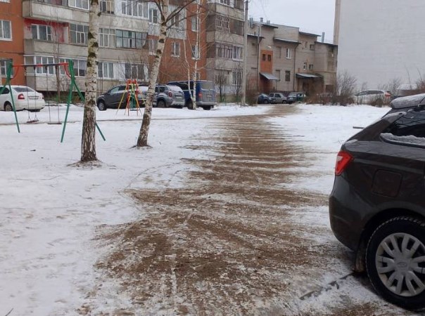 В Тутаевском районе проводятся работы по обработке тротуаров, улиц и дорог