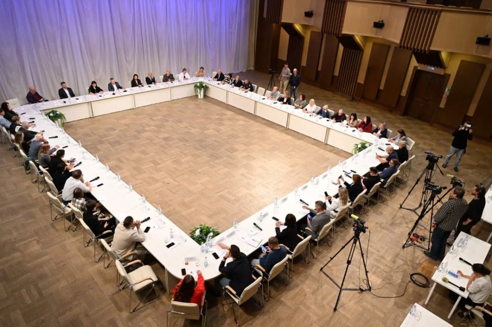 Губернатор Михаил Евраев провел традиционную, десятую встречу с представителями СМИ и блогерского сообщества