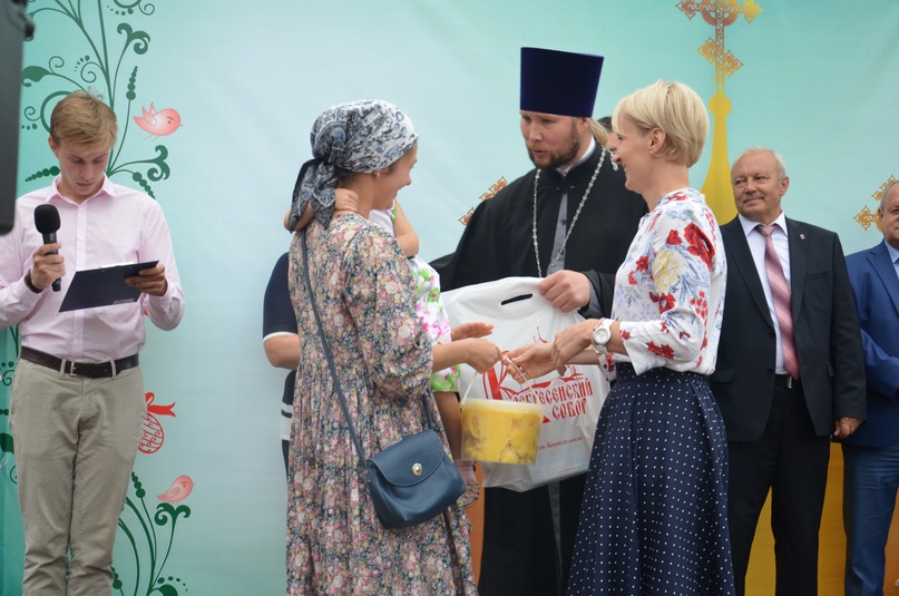 «Мир и клир» на площади Мира