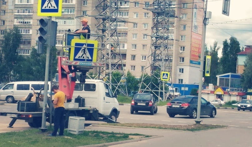 В Тутаеве на пересечении проспекта 50-летия Победы с улицей Моторостроителей восстанавливают светофор