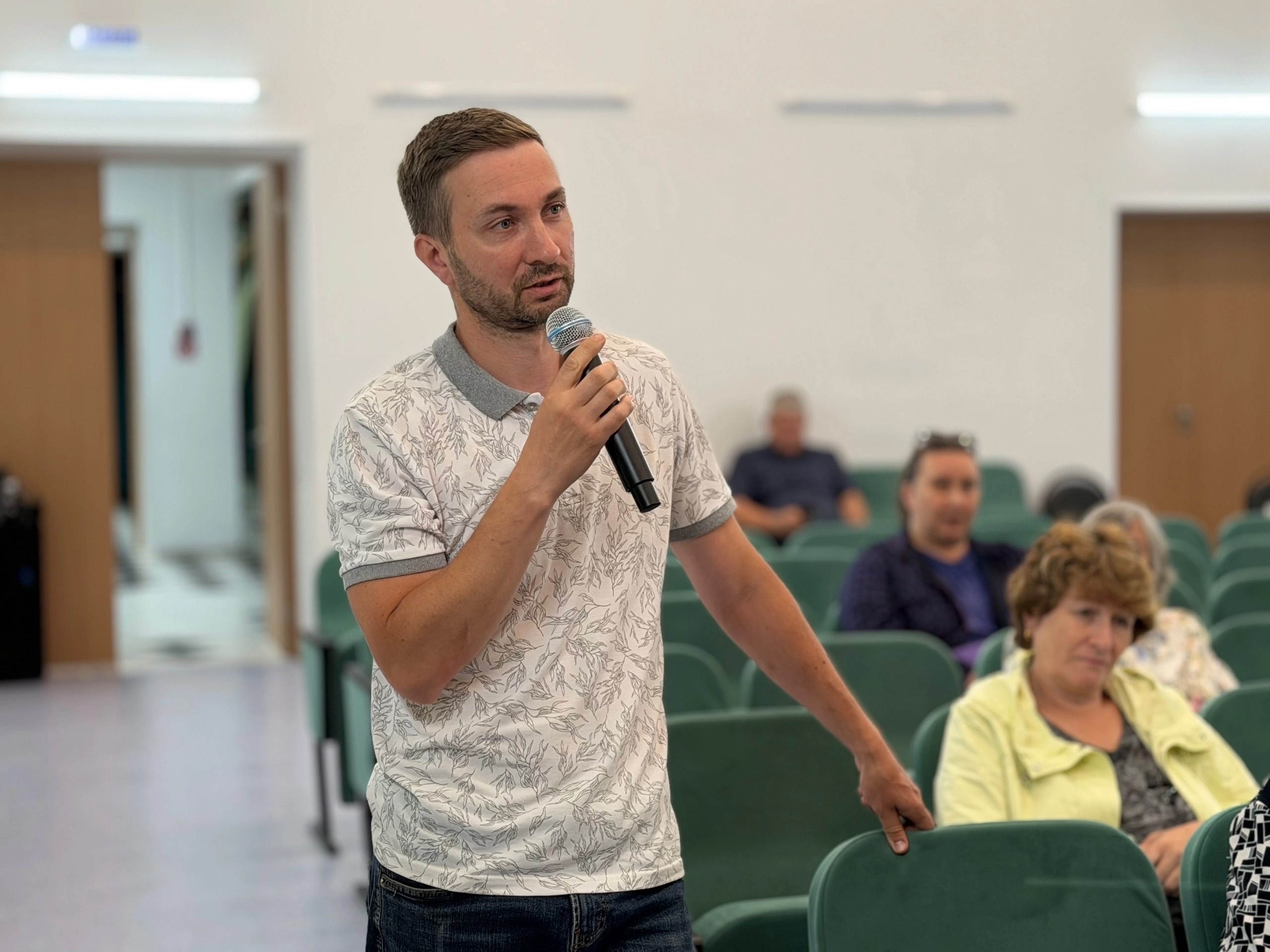 «Открытый микрофон» в Емишеве: предложения приняты в работу