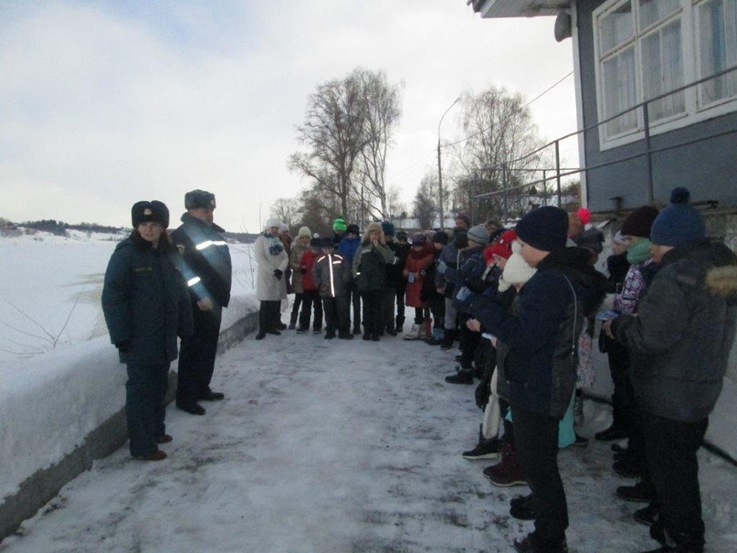 На льду городской акватории Волги в Тутаеве прошли спасательные учения с участием детей