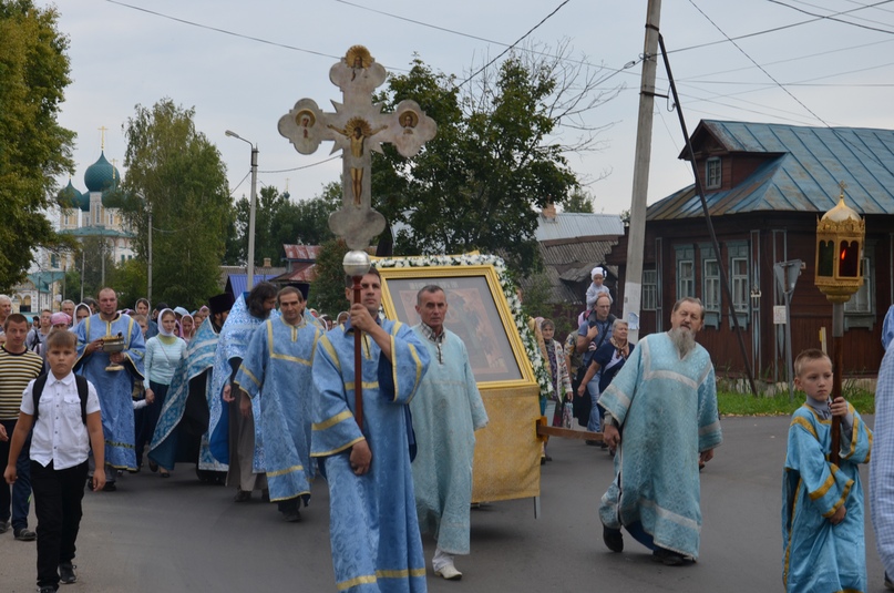 «Мир и клир» на площади Мира