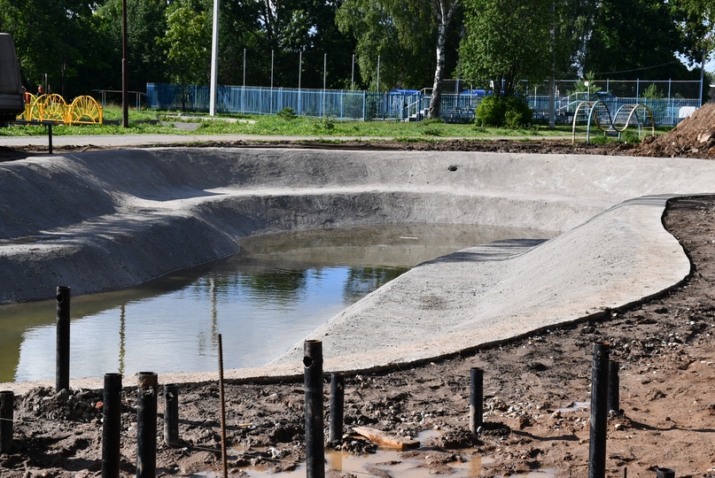 В городском парке правобережья Тутаева продолжается благоустройство пруда