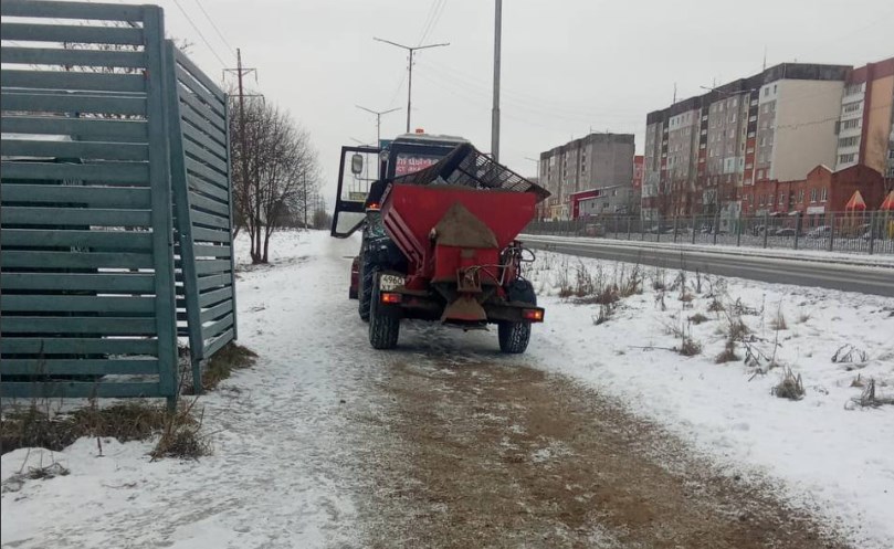 В Тутаевском районе проводятся работы по обработке тротуаров, улиц и дорог