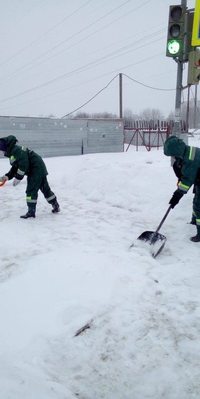 Доброе снежное утро субботы️  В повышенном режиме сотрудники «Управления комплексного содержания территории» круглосуточно продолжают расчистку улично-дорожной сети