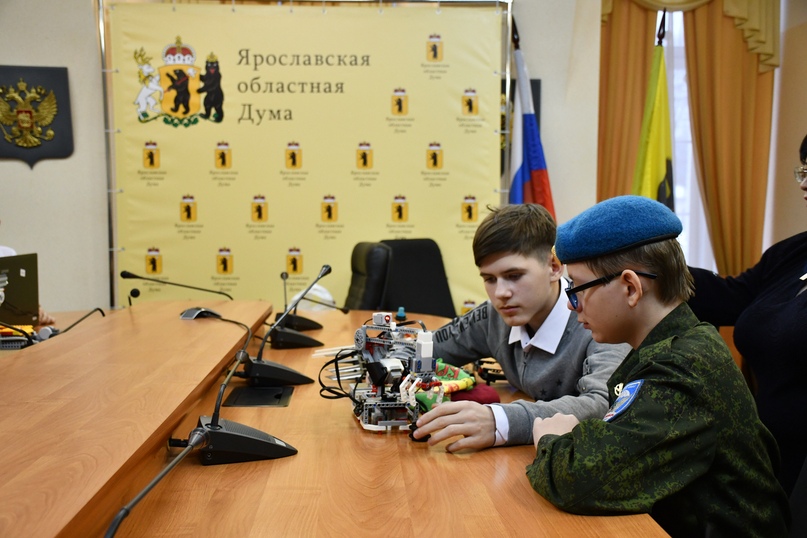 Юные робототехники из Тутаева побывали в Ярославской областной Думе