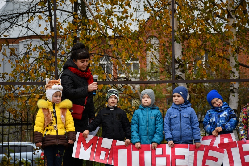 В субботу 13 октября в Детском парке Тутаева приют для бездомных животных "Право на жизнь" провел благотворительную акцию "Твори добро!"