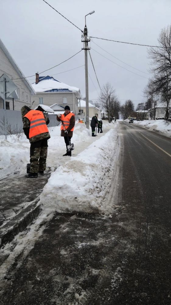 Уборка городских улиц от снега продолжается