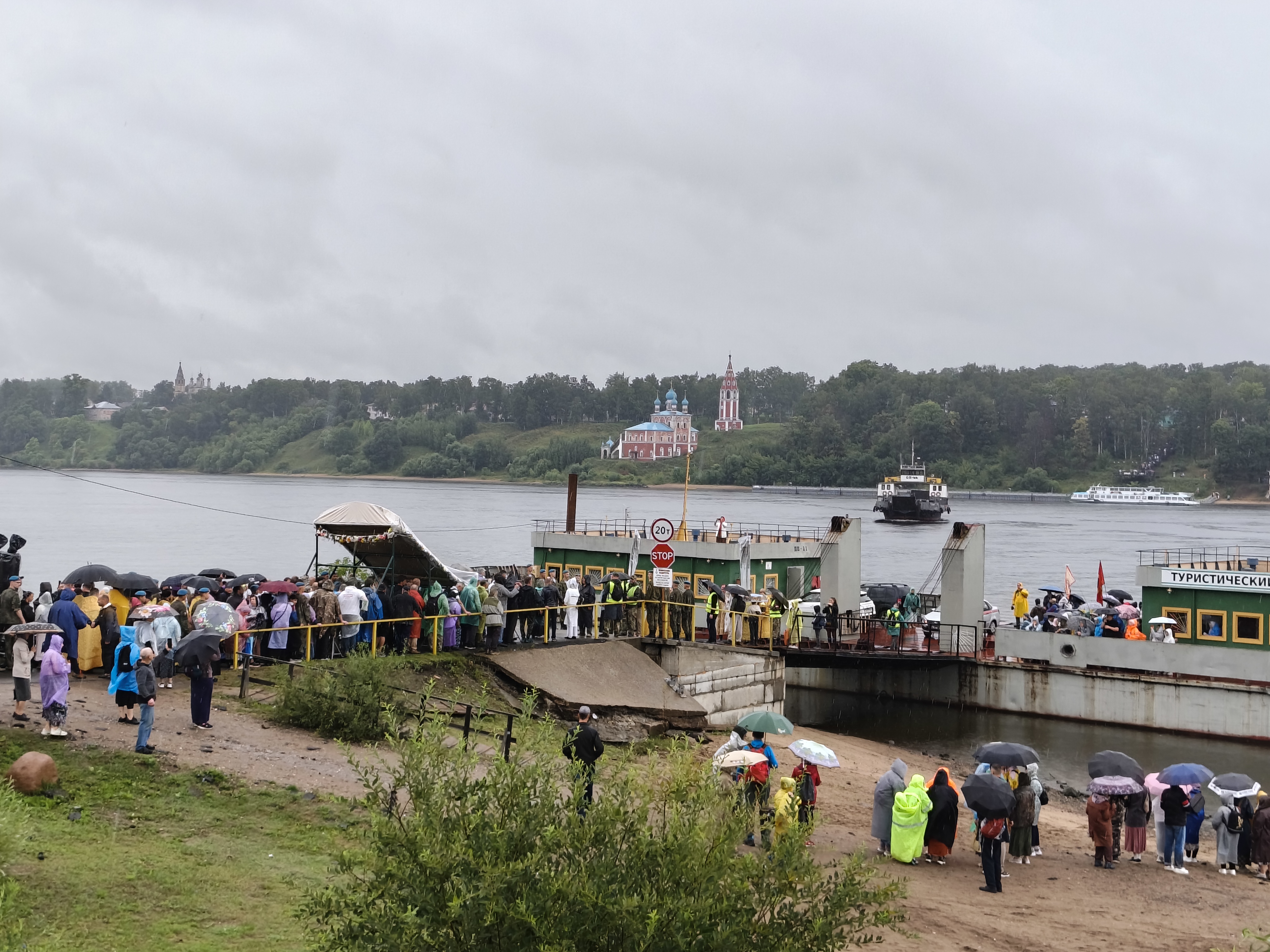 Тысячи паломников прошли крестный ход со Спасом