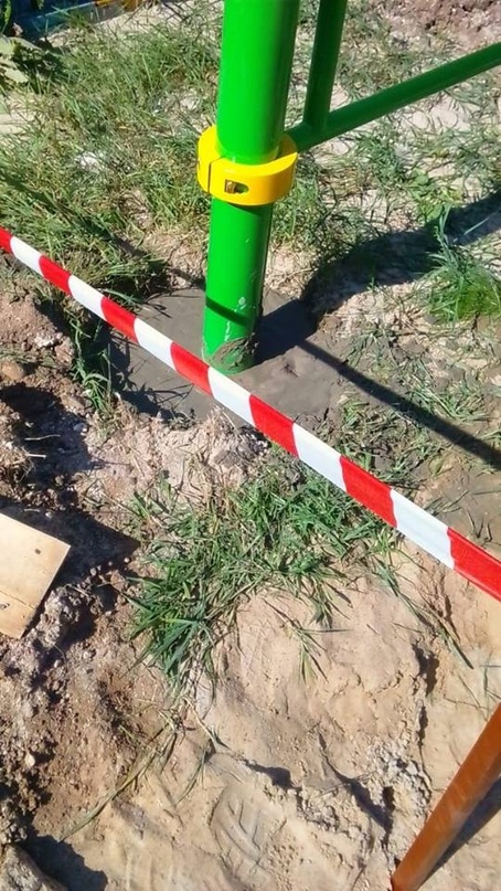 Сегодня во дворе дома №69б по улице Моторостроителей началась установка детских качелей