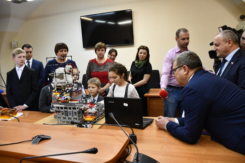 Юные робототехники из Тутаева побывали в Ярославской областной Думе