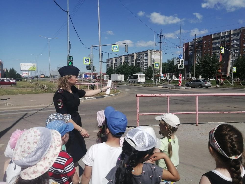 Инспекторы ГИБДД учат детей правильно вести себя на дороге