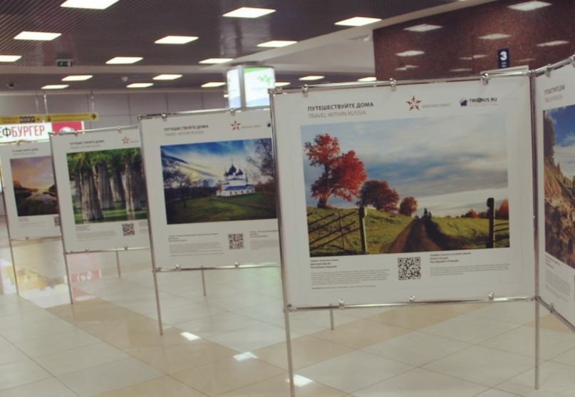 Фотография Крестовоздвиженского собора представляет город Тутаев на выставке "Путешествуйте по России" в аэропорту Шереметьево
