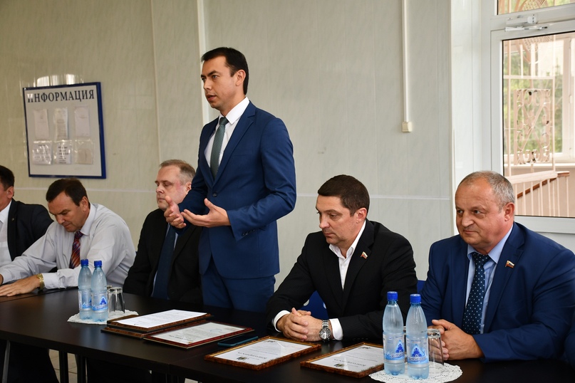 Сегодня работники НПЗ им. Менделеева принимали поздравления с профессиональным праздником, который им предстоит отметить 2 сентября. 