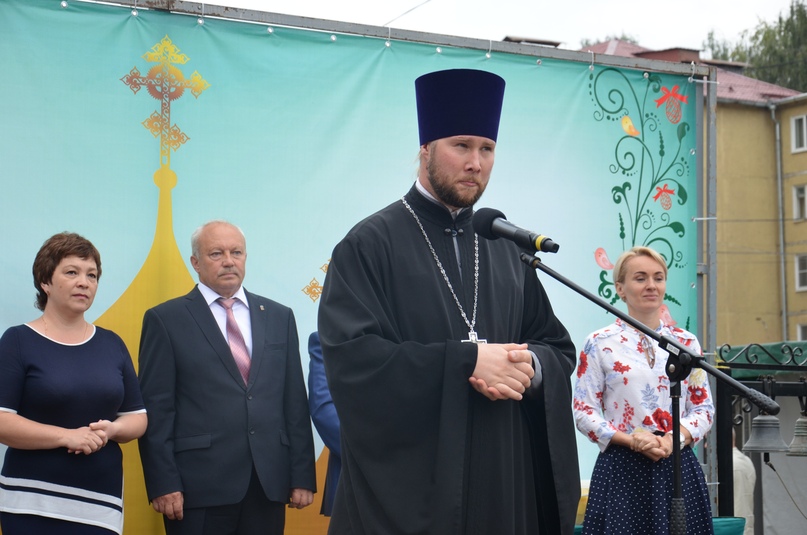 «Мир и клир» на площади Мира