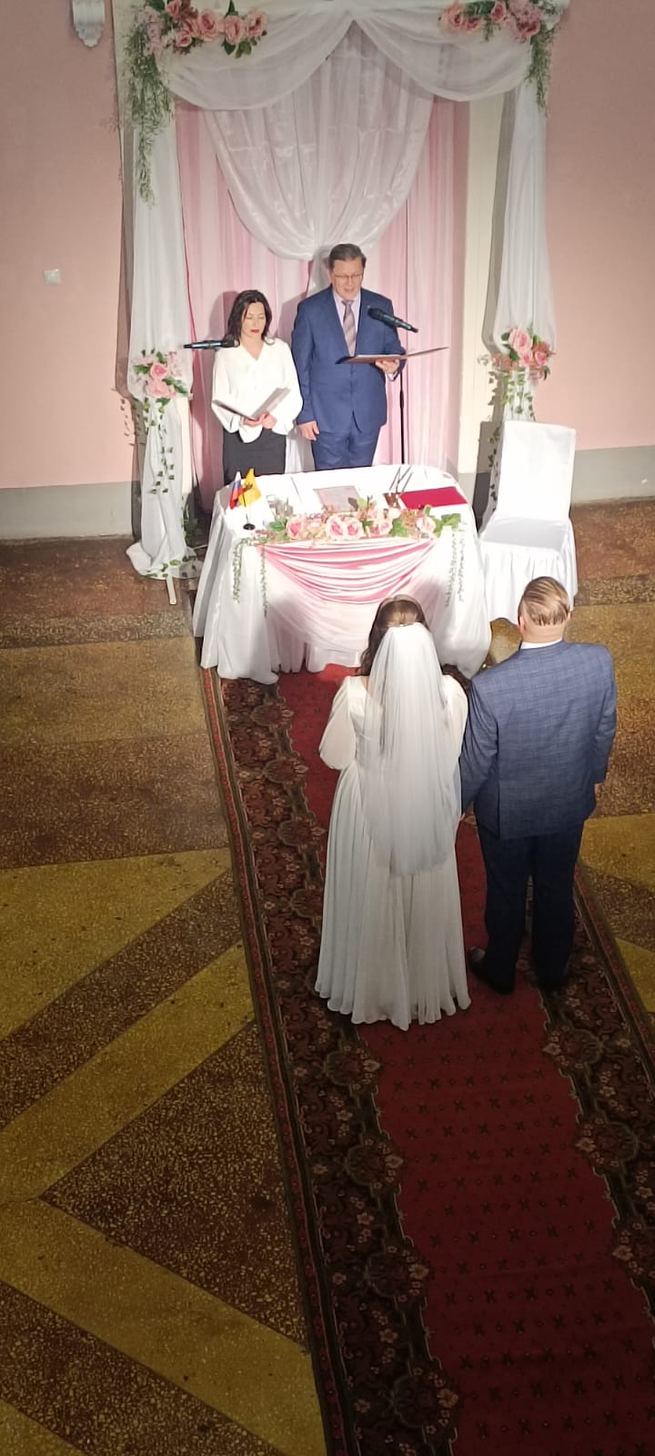 Широкой этой свадьбе было места мало!