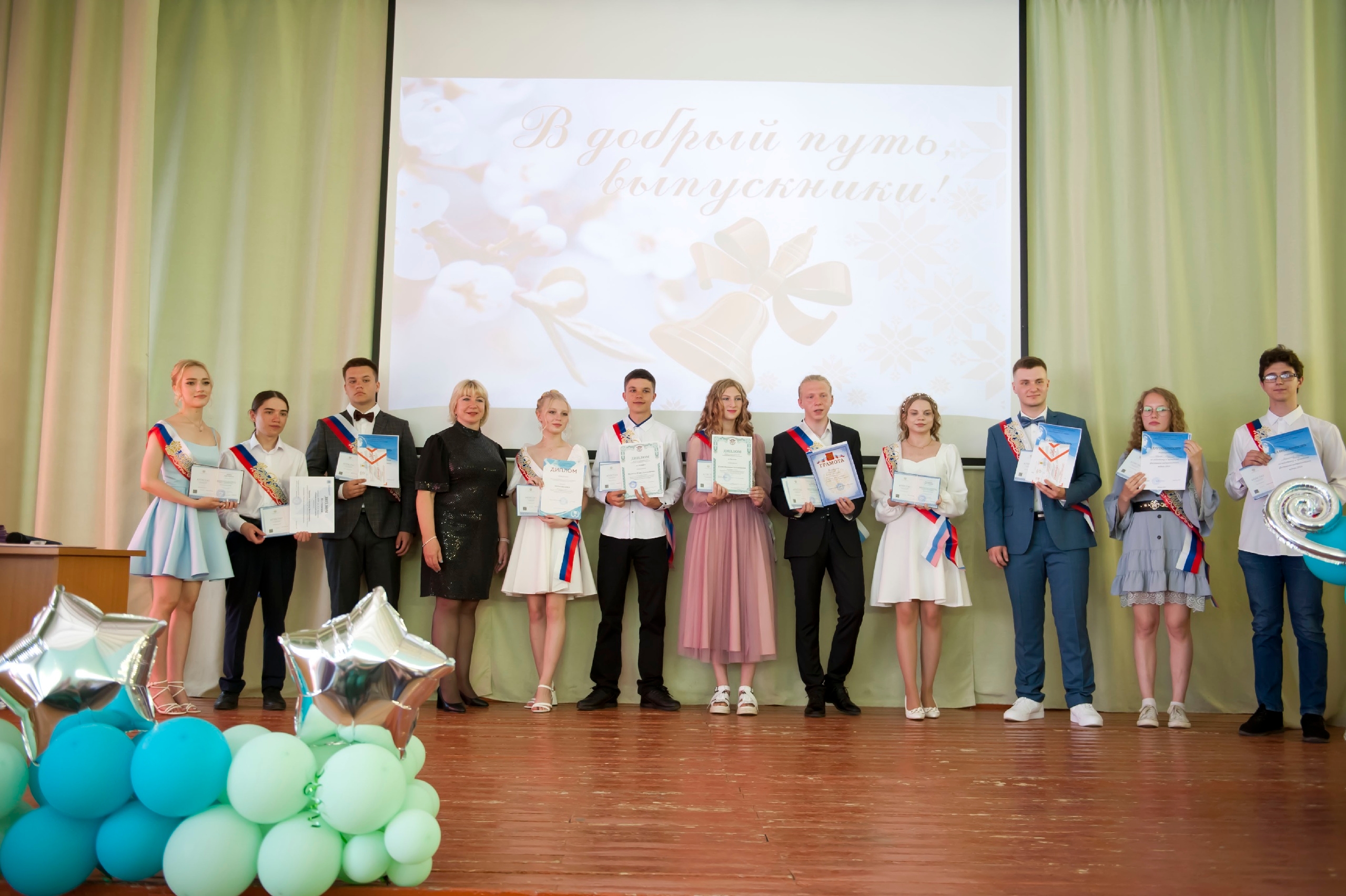 Первые шаги во взрослую жизнь: школьные годы остаются в сердце навсегда 