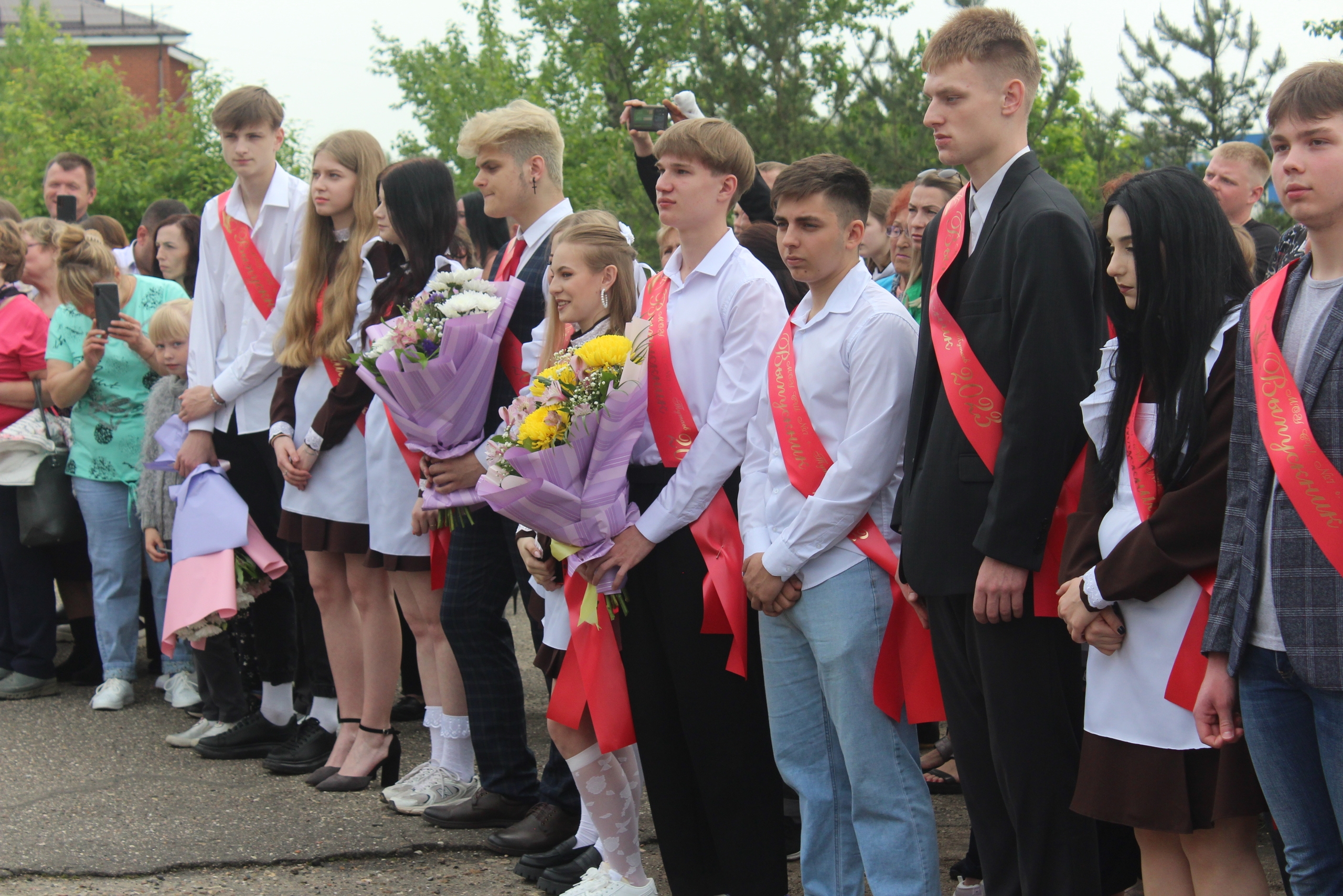 Первые шаги во взрослую жизнь: школьные годы остаются в сердце навсегда 