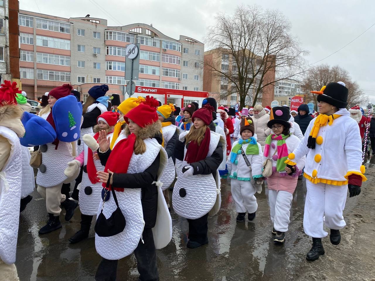 Снеговики покорили Тутаев! Зимнее шествие подарило городу море позитива