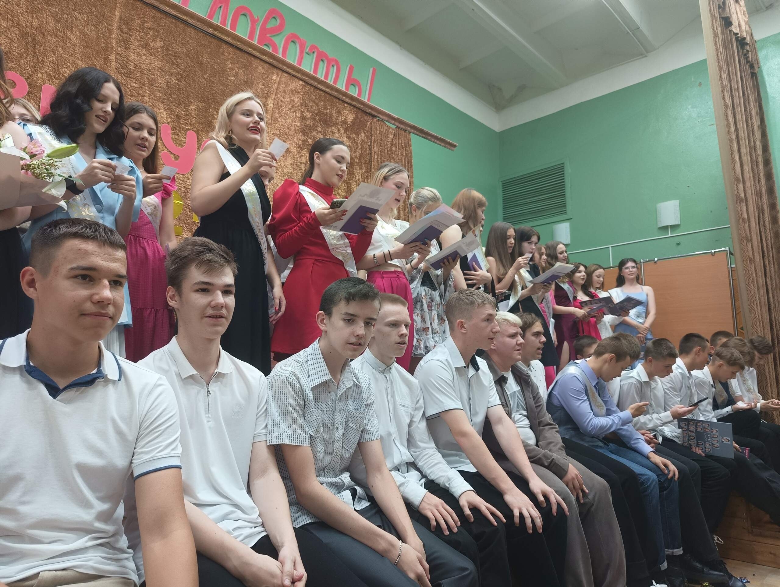 Первые шаги во взрослую жизнь: школьные годы остаются в сердце навсегда 