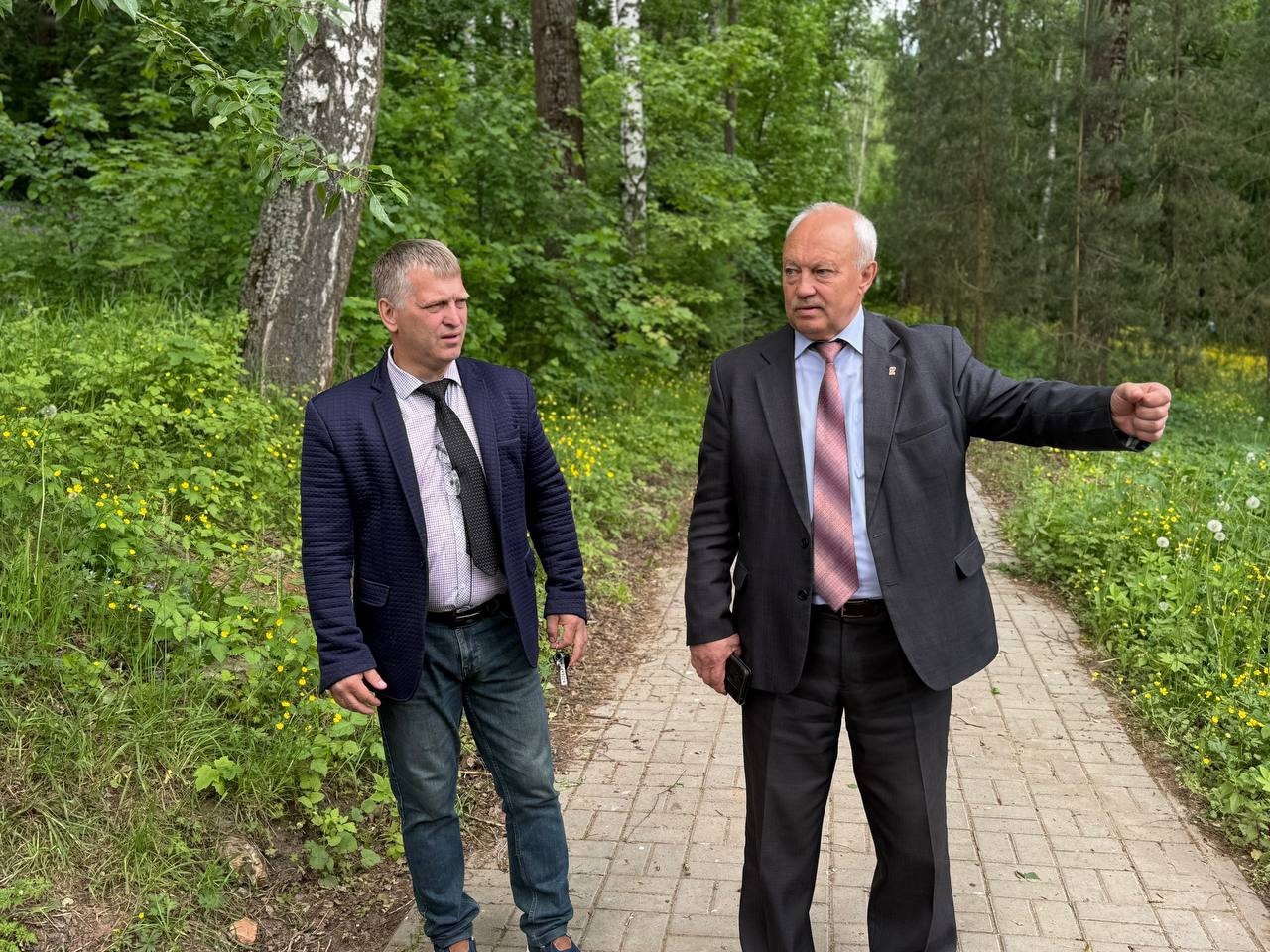 В Константиновском продолжается благоустройство набережной, а в Фоминском – площадки у Дома культуры