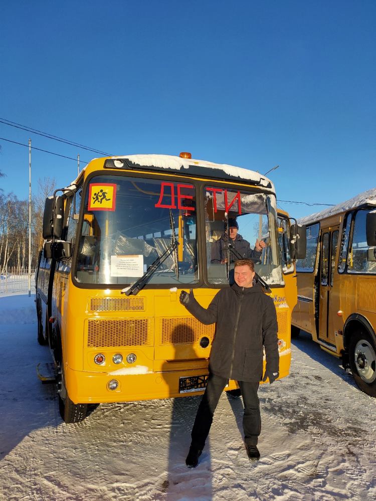 Три школьных автобуса к Новому году