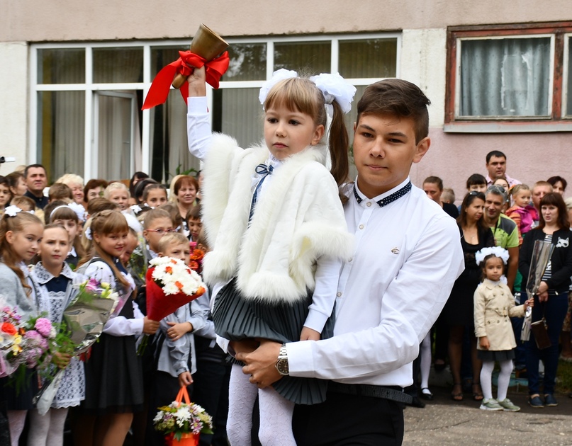 11 школа 1 класс. Прозвенел первый звонок в школе. Первый звонок в Краснопольской школы в 2013 году. Эльбарусово школа 2000 год 1 звонок. Школа 3 ковров.