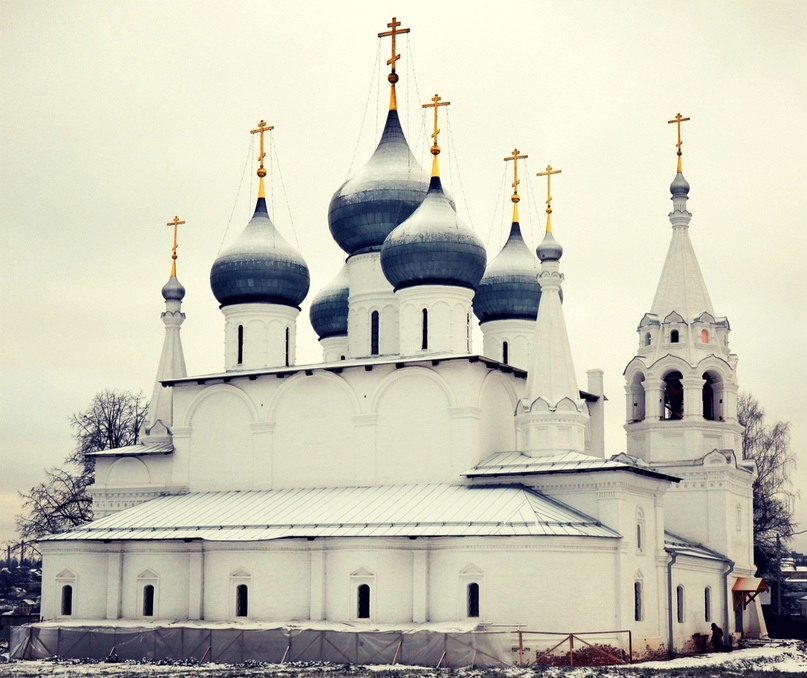 Белый храм с черными куполами