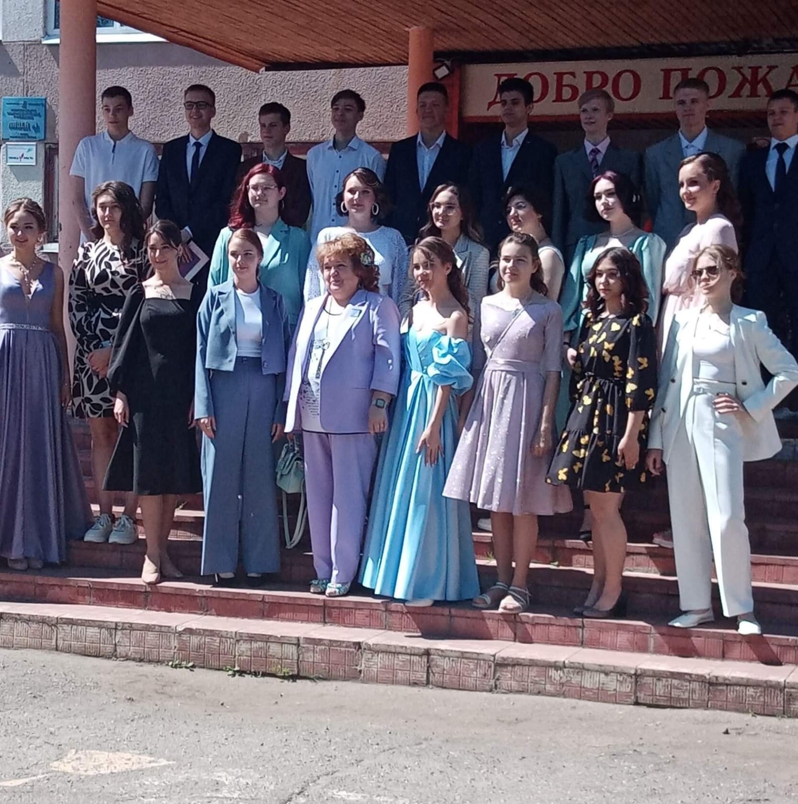 Первые шаги во взрослую жизнь: школьные годы остаются в сердце навсегда 