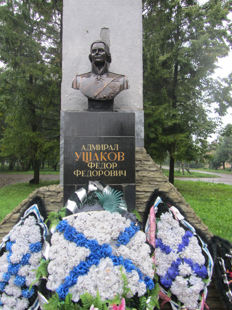 Памятник Ушакову.JPG
