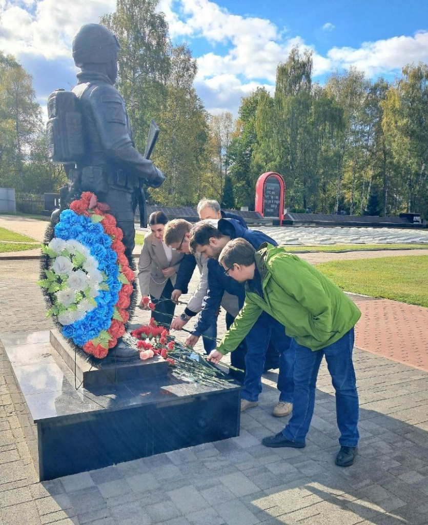 Фото 2 Посещение памятника СВО.jpeg